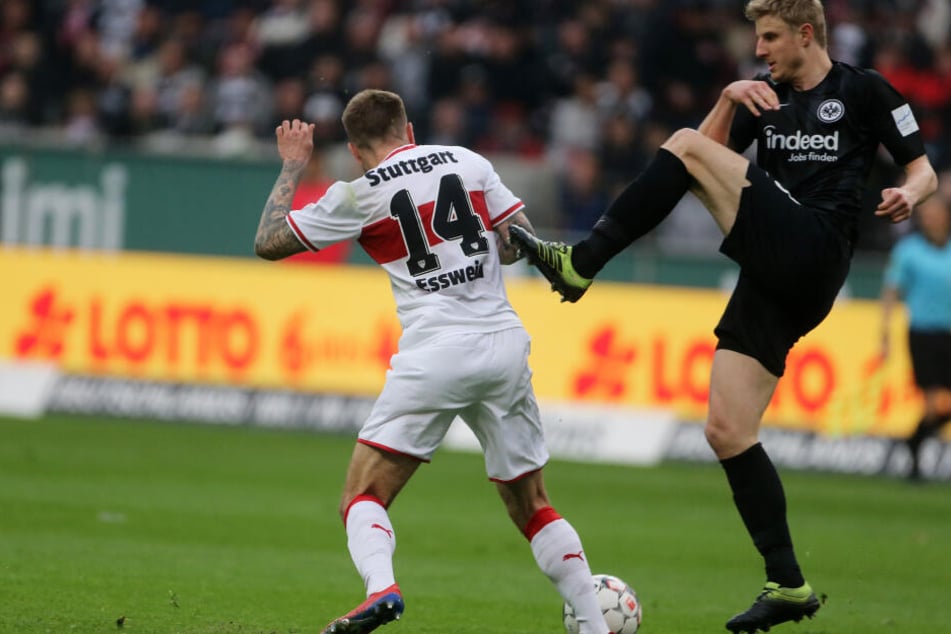 Frankfurts Martin Hinteregger (Re.) - hier im Duell mit Stuttgarts Alexander Esswein - erlitt während der Partie auf Schalke einen Mittelhandbruch sowie eine Kehlkopf- und Brustbeinprellung.