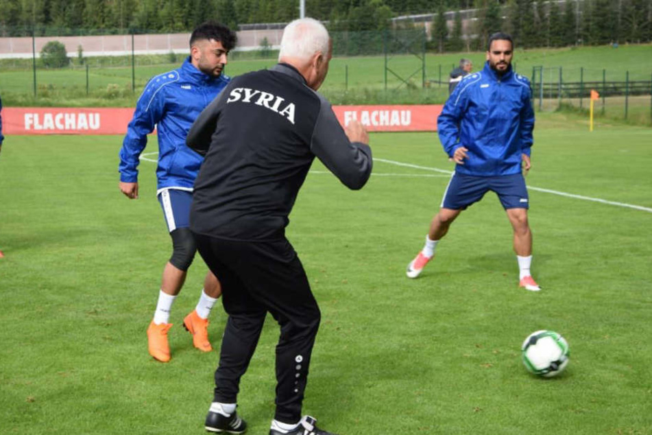 Dynamo Mittelfeldspieler Aias Aosman (re.) im Training mit Bernd Stange.