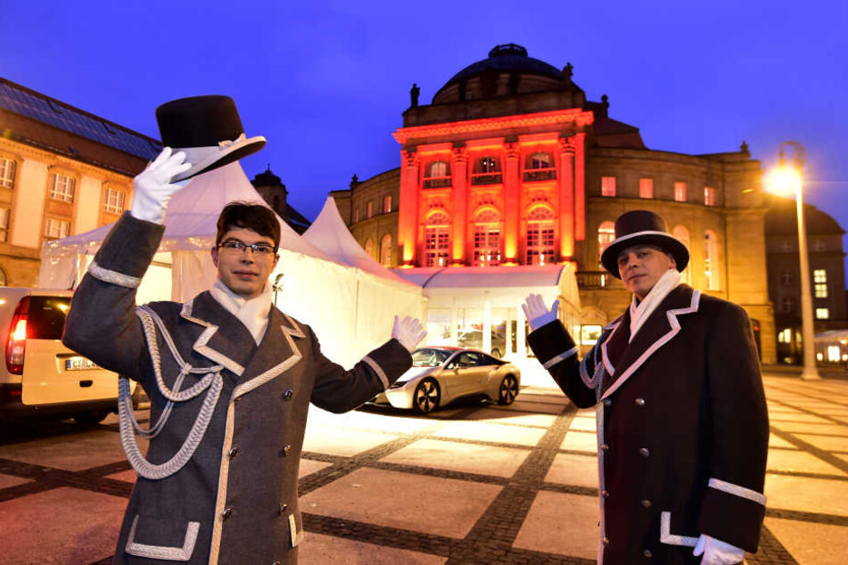 Yves Klemm (26) und Andreas Uhlig (42) sorgten für die stilvolle Begrüßung der Opernballgäste.
