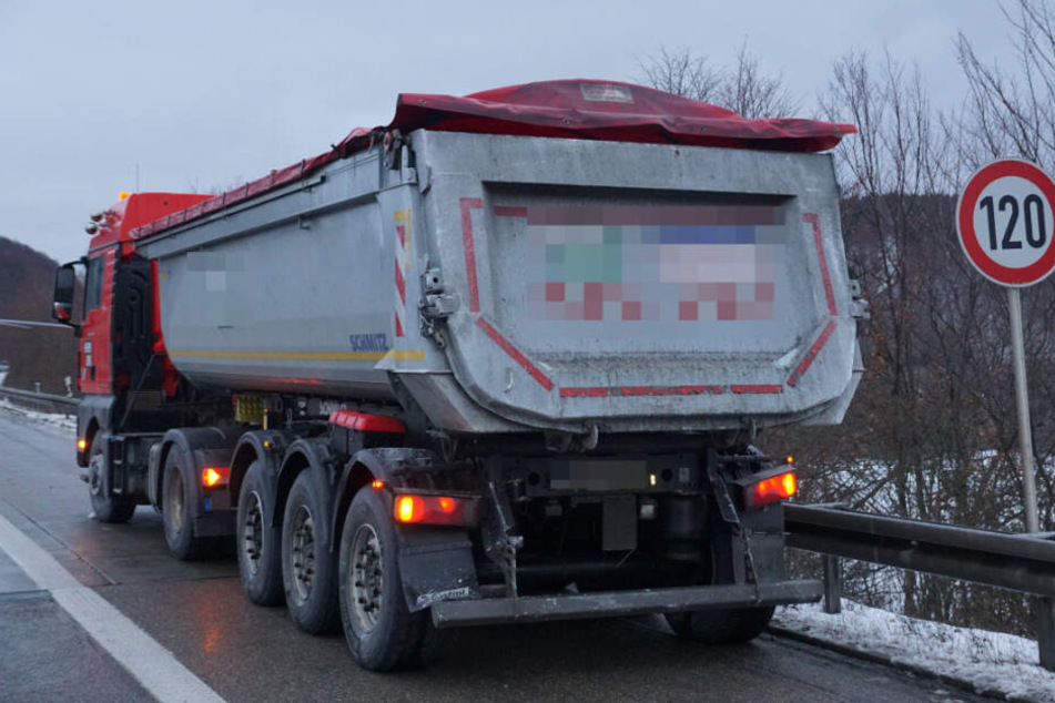 Auf diesen Lastwagen war der Bus aufgefahren.