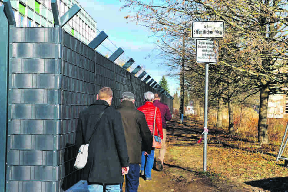 Ärgerlich: Der eingezäunte Bereich lässt einen beliebten Fußweg zum Teil verschwinden.
