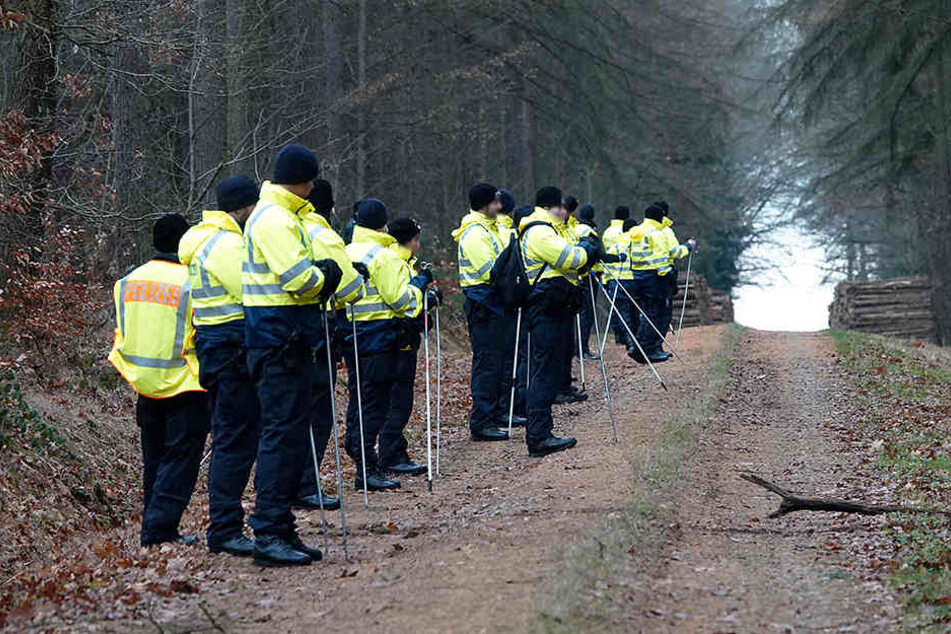 Tagelang suchten Polizisten das Waldstück nach der Vermissten ab.
