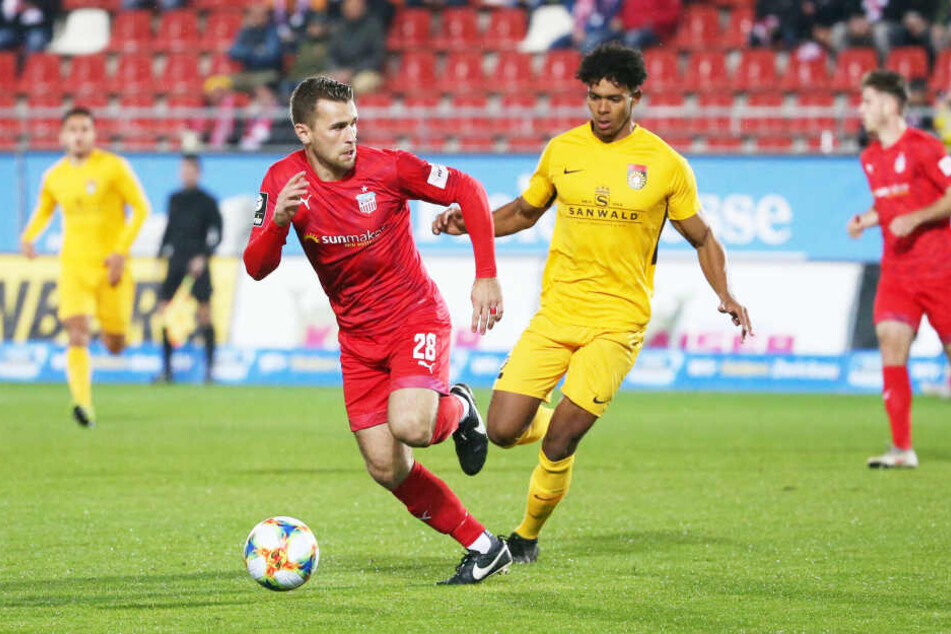 FSV-Kicker Nils Miatke im Zweikampf mit Großaspachs Niklas Sommer.