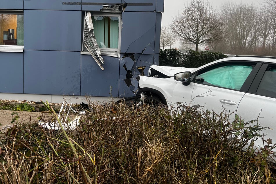 Noch ist unklar, wie der Wagen vom Weg abkommen und gegen die Hausfassade krachen konnte.