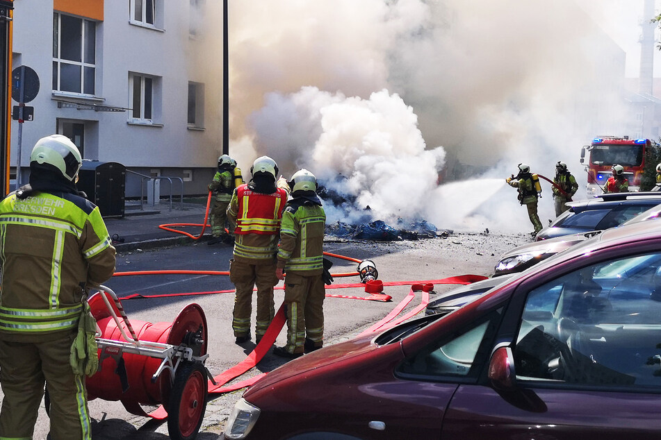 Zahlreiche Kameraden der Feuerwehr rückten an und löschten den Brand.