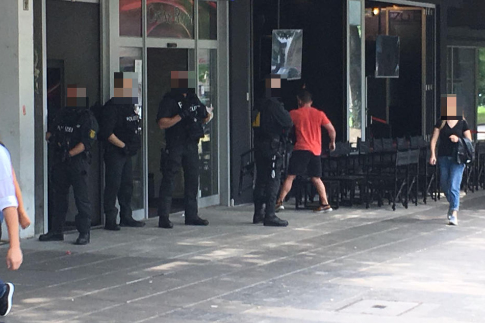 Polizeibeamte waren überall in der Innenstadt positioniert, wie hier auf der Party-Meile Theodor-Heuss-Straße.