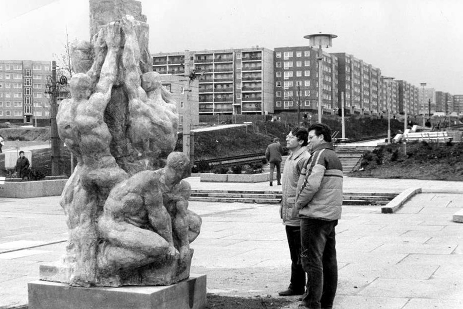Am Originalstandort: Die Figurengruppe der nackten Männer wurde im 1986 in Gorbitz aufgestellt