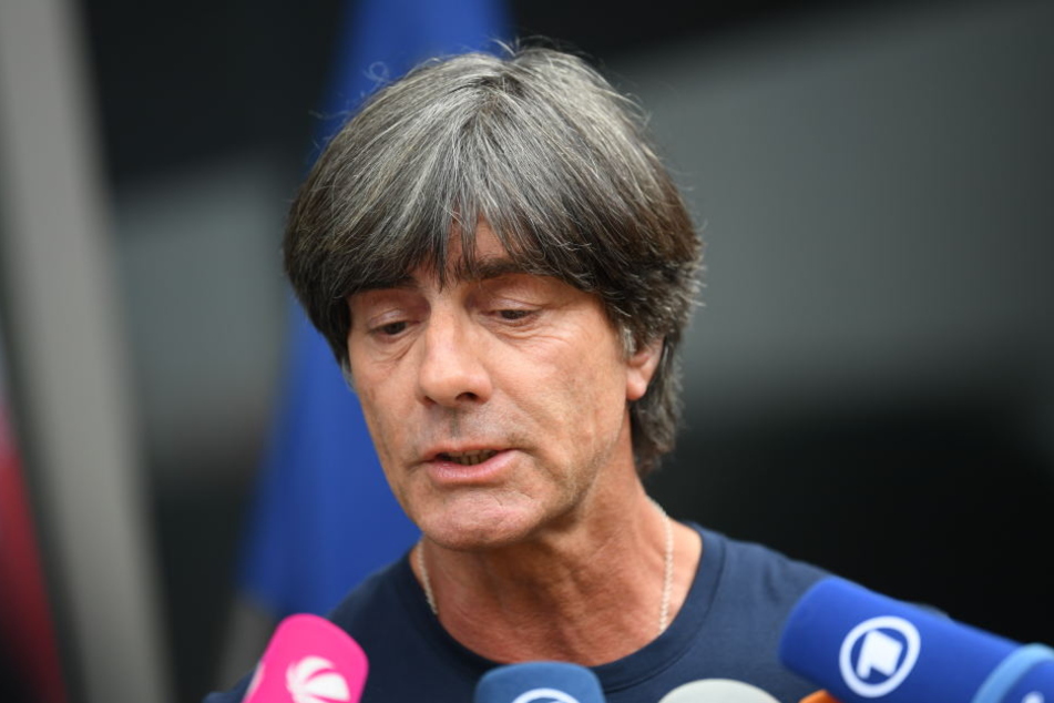 Joachim Löw stand den Journalisten am Flughafen Rede und Antwort.