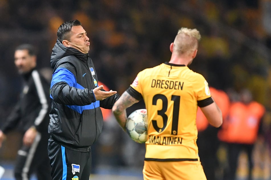 Papa Ante Covic (51, l.) als Hertha-Trainer im DFB-Pokalspiel am 30. Oktober 2019 in Berlin gegen Dynamo. (Archivfoto)