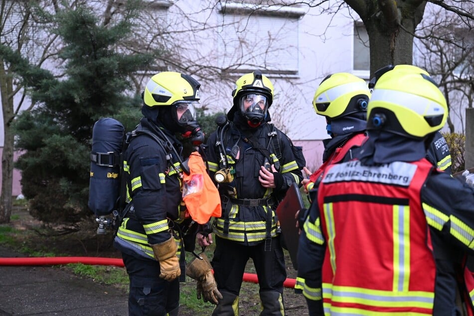 Unter Atemschutz gingen die Einsatzkräfte in das Gebäude.