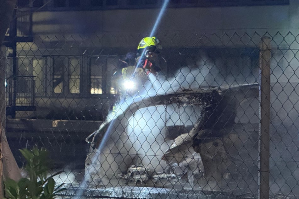Leipzig: Zivilfahrzeug des Zolls steht lichterloh in Flammen