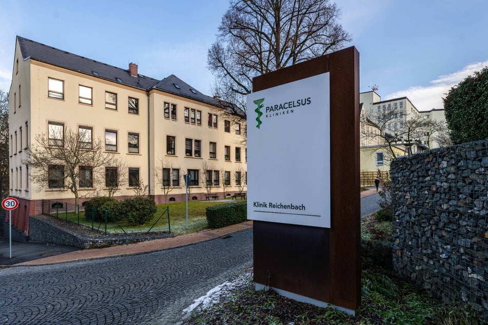 Die Klinik in Reichenbach/Vogtland: Bis zur geplanten Schließung Ende März soll das volle Angebot vorgehalten werden.