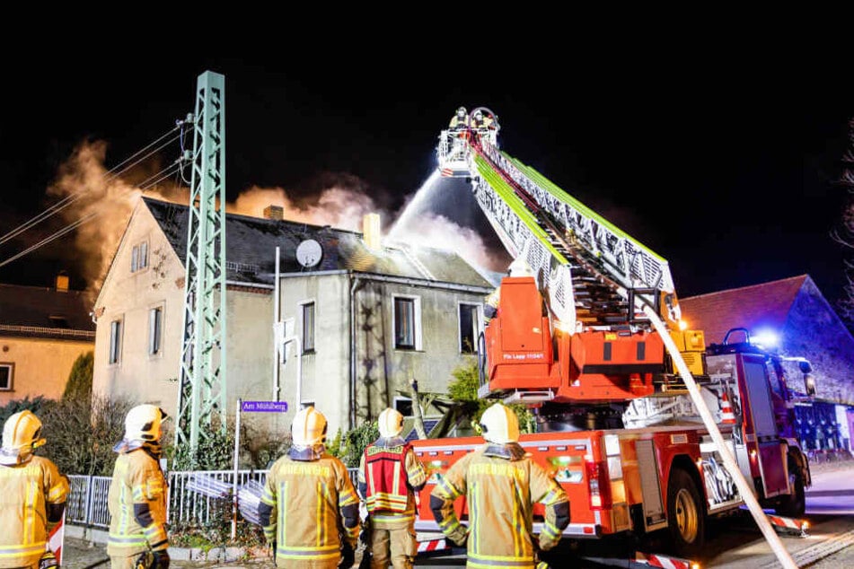 Mehrere Einsatzkräfte löschten den Brand.