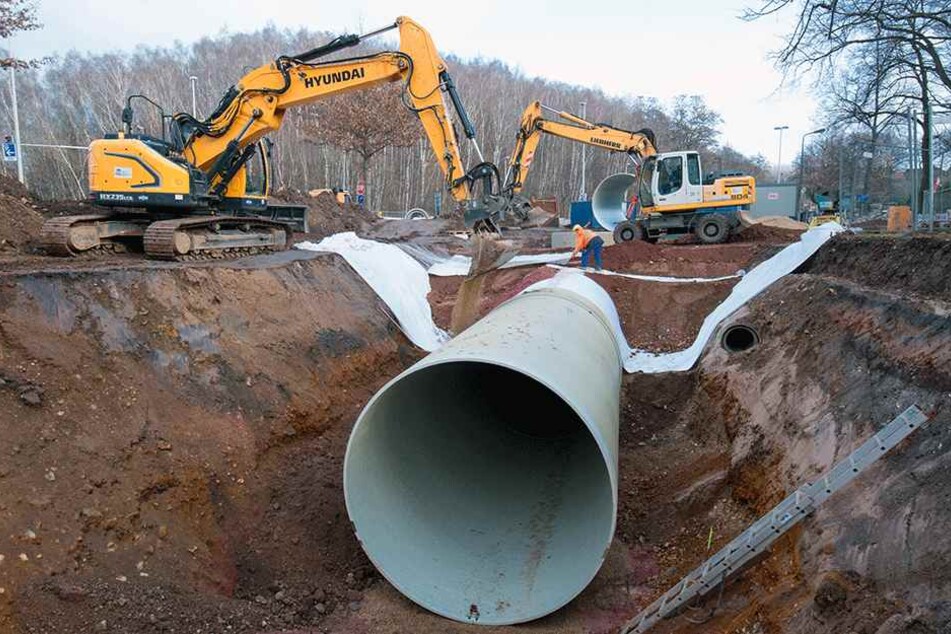 Gigantische Maße: jedes einzelne Rohr ist 6 Meter lang, wiegt 5,5 Tonnen und hat einen Durchmesser von 3 Metern. Zusammen ergeben sie einen 30 Meter langen Abwasserkanal.