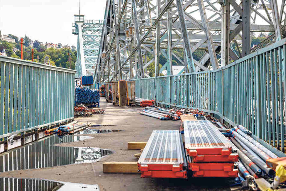 Der Fußweg am Blauen Wunder kann nur saniert werden, weil Geld für den Korrosionsschutz der Brücke abgezweigt wird.
