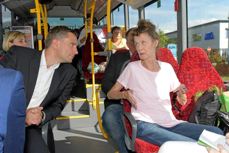 Im Plusbus Richtung Leipzig: Diese Frau nutzt das Angebot regelmäßig, freut sich über das bessere Angebot.