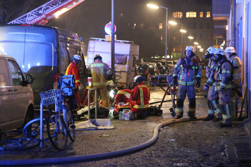 Rettungskräfte führen eine Renamiation vor Ort durch.