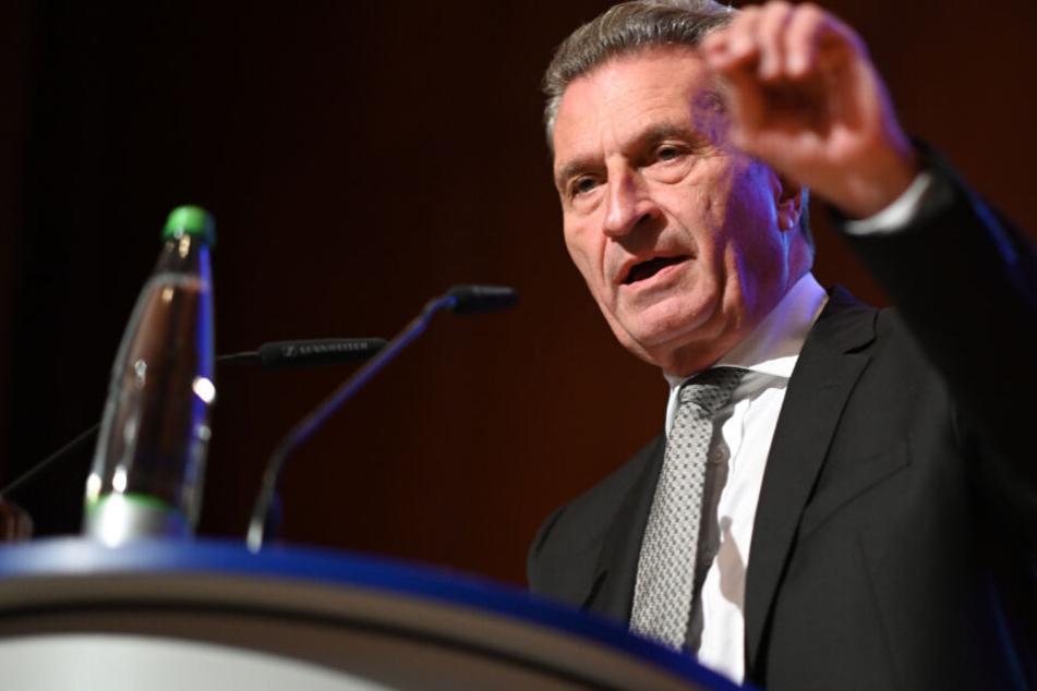 CDU: Günther Oettinger drängt Kramp-Karrenbauer zur Klärung der Kanzlerkandidatur