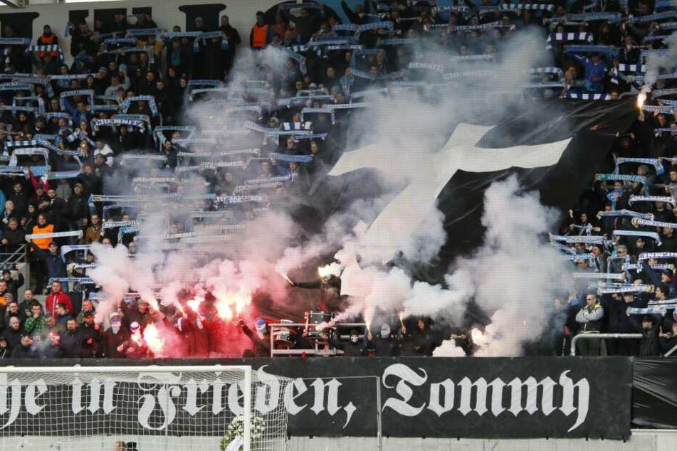 Vor Spielbeginn gedachte die Südkurve den am Freitag verstorbenen, langjährigen Fan Thomas ("Tommy") Haller.