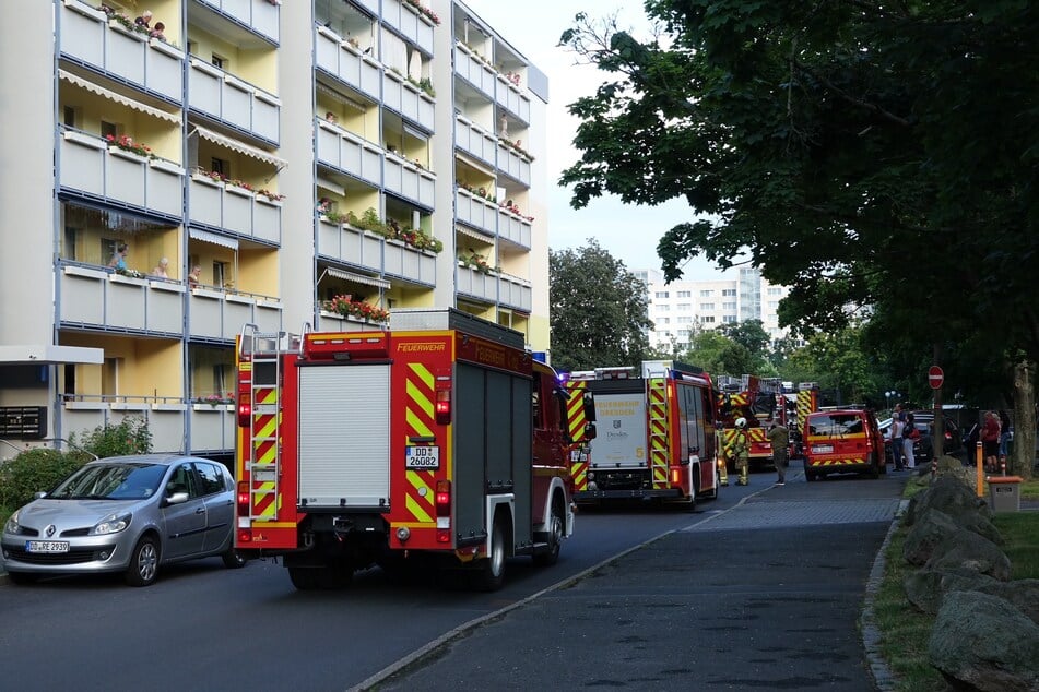 Am Montagabend blockierten mehrere Feuerwehrfahrzeuge die Gamigstraße in Dresden Prohlis.