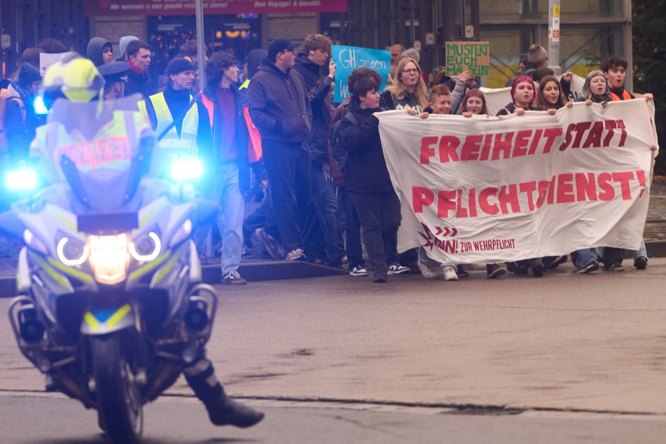 Junge Menschen protestieren am heutigen Freitag deutschlandweit gegen die Wehrdienst-Pläne.