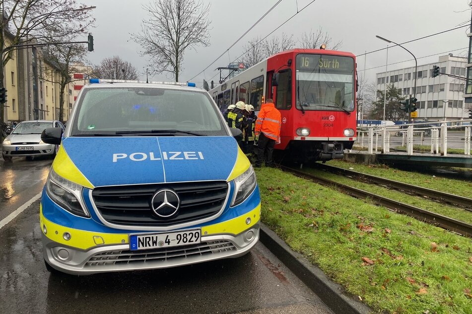 Nach Kollision mit Straßenbahn in Köln: Radfahrer (✝69) erliegt schweren Verletzungen im Krankenhaus!