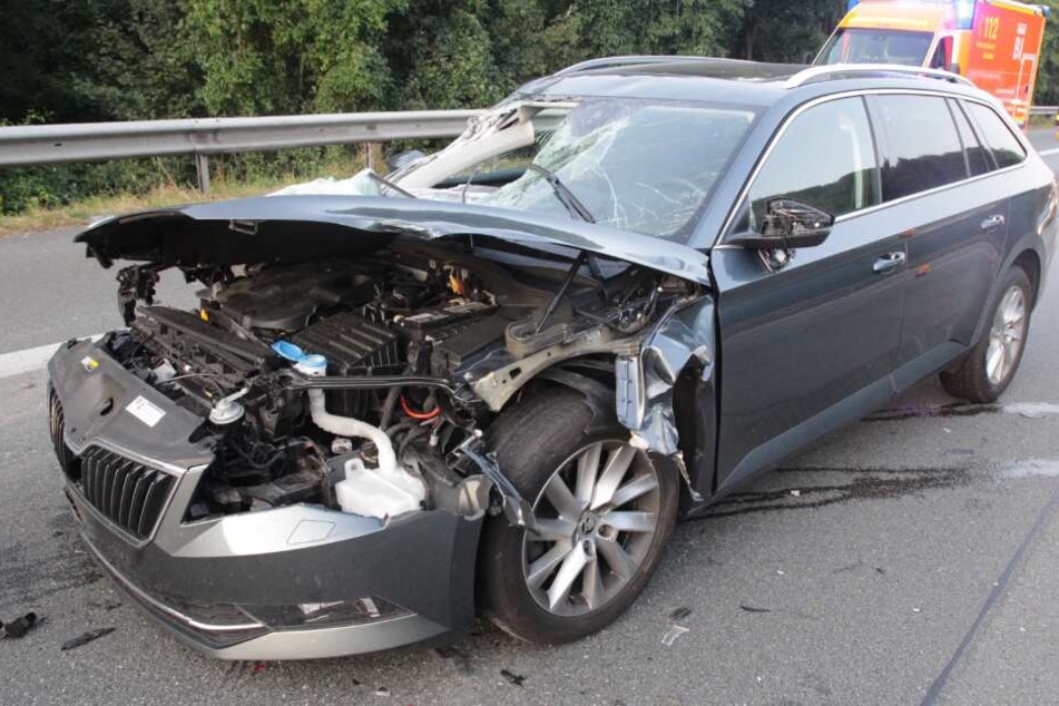 Wagen kracht auf A2 in Laster: Unfallverursacher flüchtet