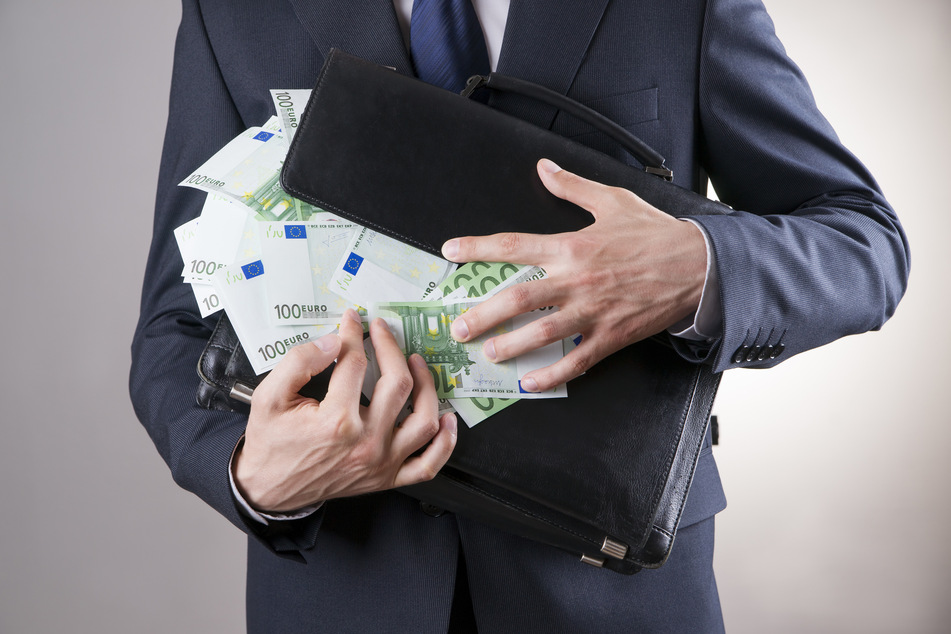 Ein mutmaßlicher Serienbetrüger hat vor dem Düsseldorfer Landgericht gestanden, Banken als vergesslicher Geschäftsmann um fast 200.000 Euro erleichtert zu haben.