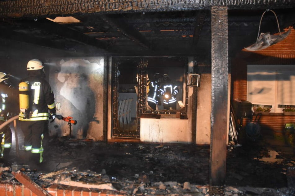 Das Feuer hat auf der Terrasse und in der Küche des Hauses heftig gewütet.