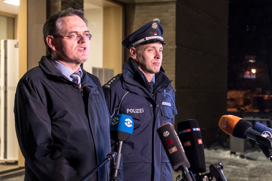 Jürgen Schmidt (links), der Sprecher der Staatsanwaltschaft Dresden und Thomas Geithner, Pressesprecher der Polizei Dresden hatten nichts Neues mitzuteilen.