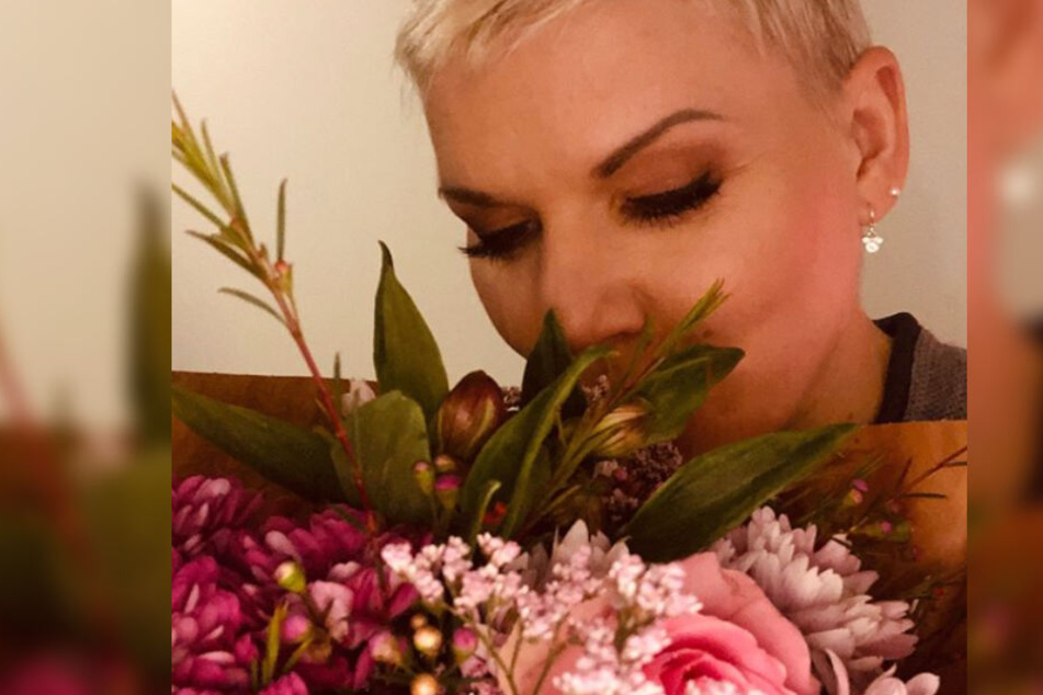 Mellis Schatz überraschte sie mit Blumen, während die Blondine für einen Job allein unterwegs ist.