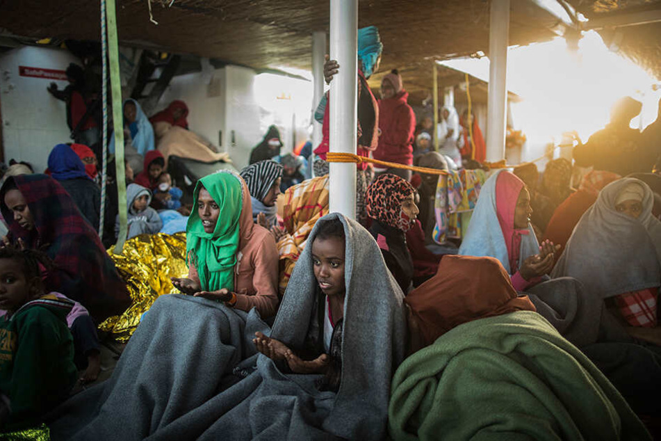 Flüchtlinge aus Eritrea ban Bord des spanischen Rettungsschiffes der Nichtregierungsorganisation Proactiva Open Arms.
