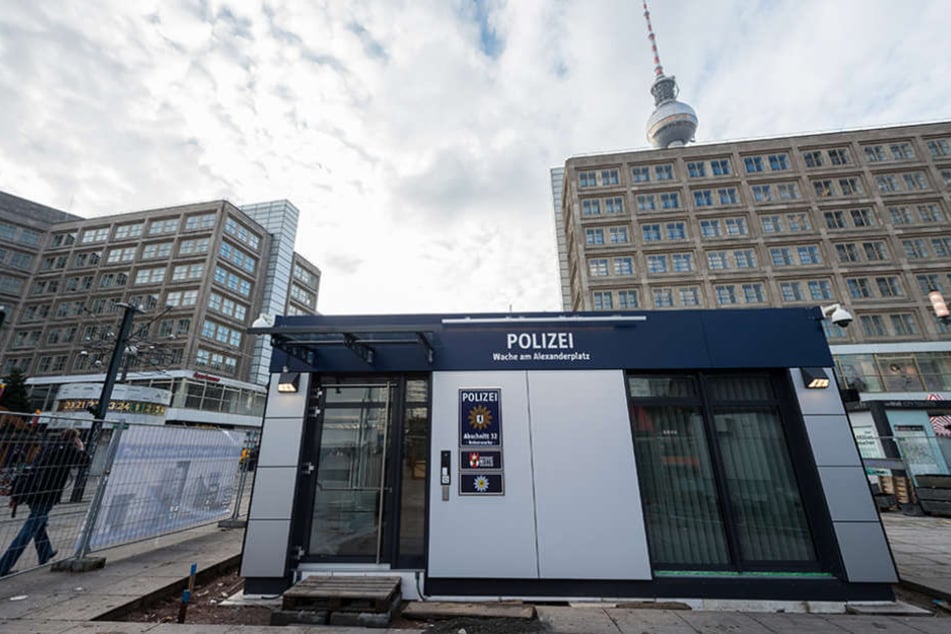 Die neue Polizeiwache steht mitten auf dem Alexanderplatz.