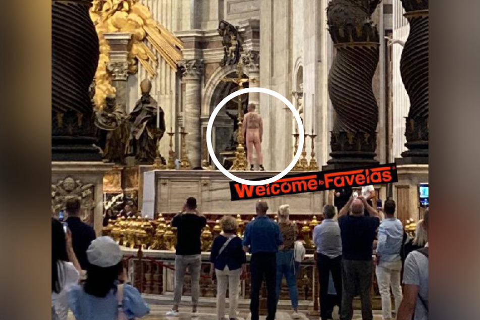 Am Donnerstag sprang ein nackter Mann auf einen Altar im Petersdom.