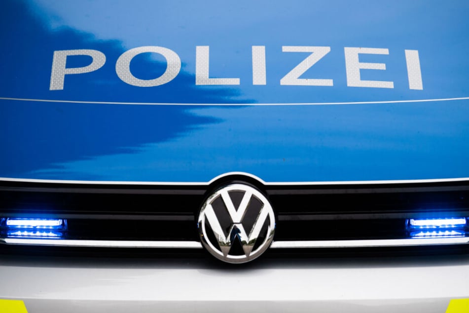 Ein Blaulicht leuchtet an einer Polizeistreife. (Symbolbild)