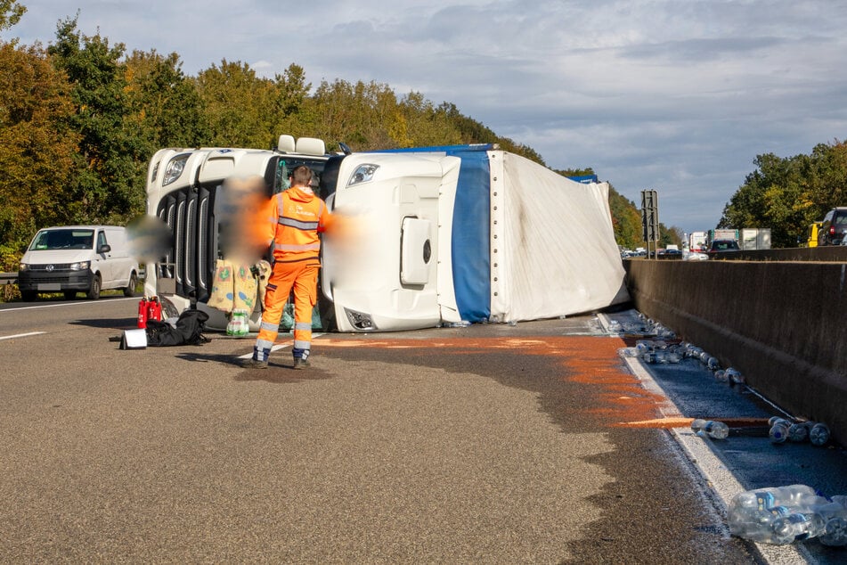 Im osthessischen Streckenabschnitt der A7 verunfallte am Montagmorgen ein mit Getränke beladener Sattelschlepper.