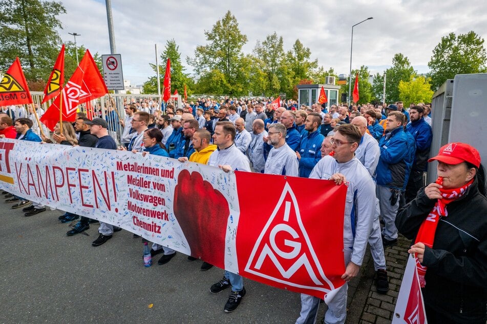 Vor dem Chemnitzer Motorenwerk versammelten sich am Montag mehrere Beschäftigte. Sie demonstrierten im Rahmen des bundesweiten Aktionstages der IG Metall.