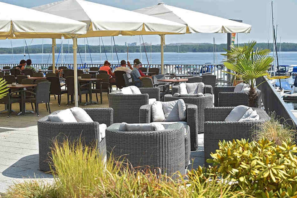 Ein Strandcafé im Stadthafen von Senftenberg. Die Saison startet am 1. April.