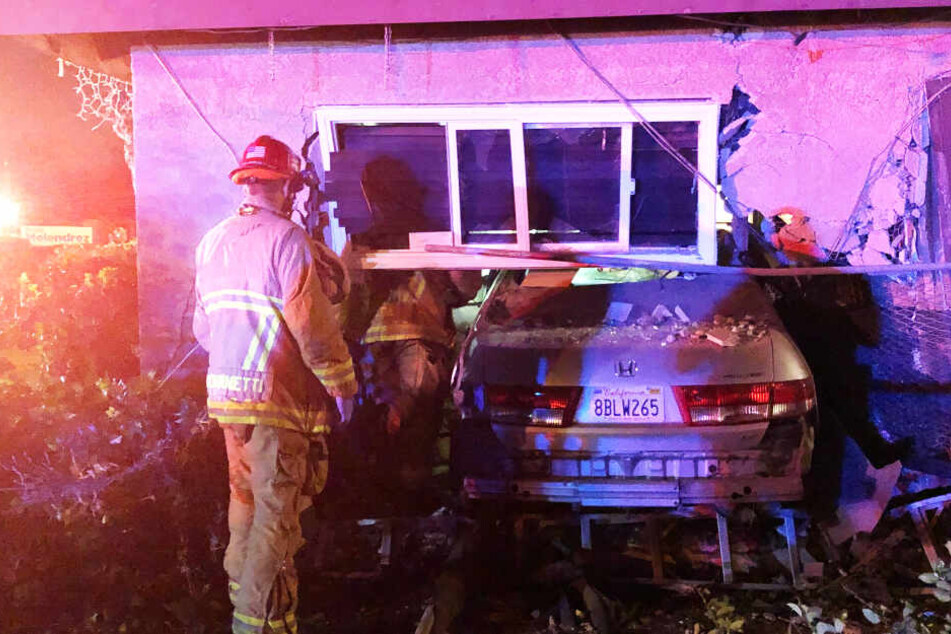 Das Auto steckte in der Hauswand fest. Direkt dahinter: das Schlafzimmer.