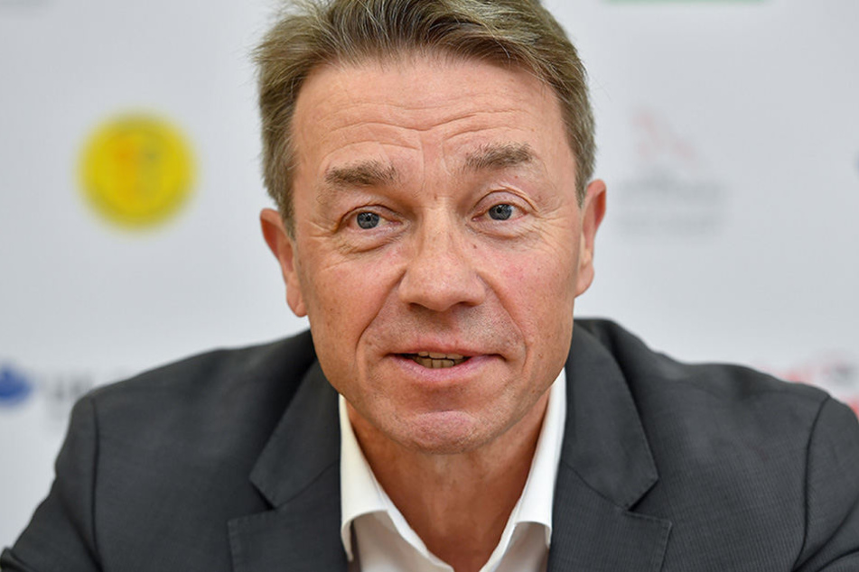 Der brandenburgische Bildungsminister Günter Baaske (SPD) beim Besuch der Lenné-Grundschule in Frankfurt (Oder).