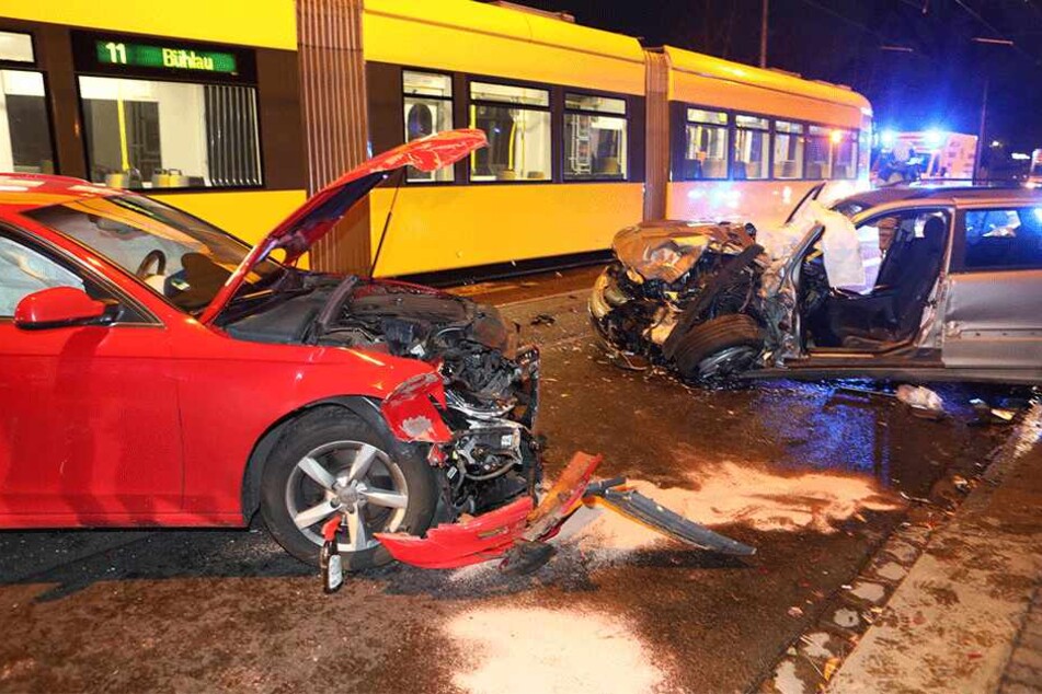 Der Audi und der Mercedes kollidierten heftig.