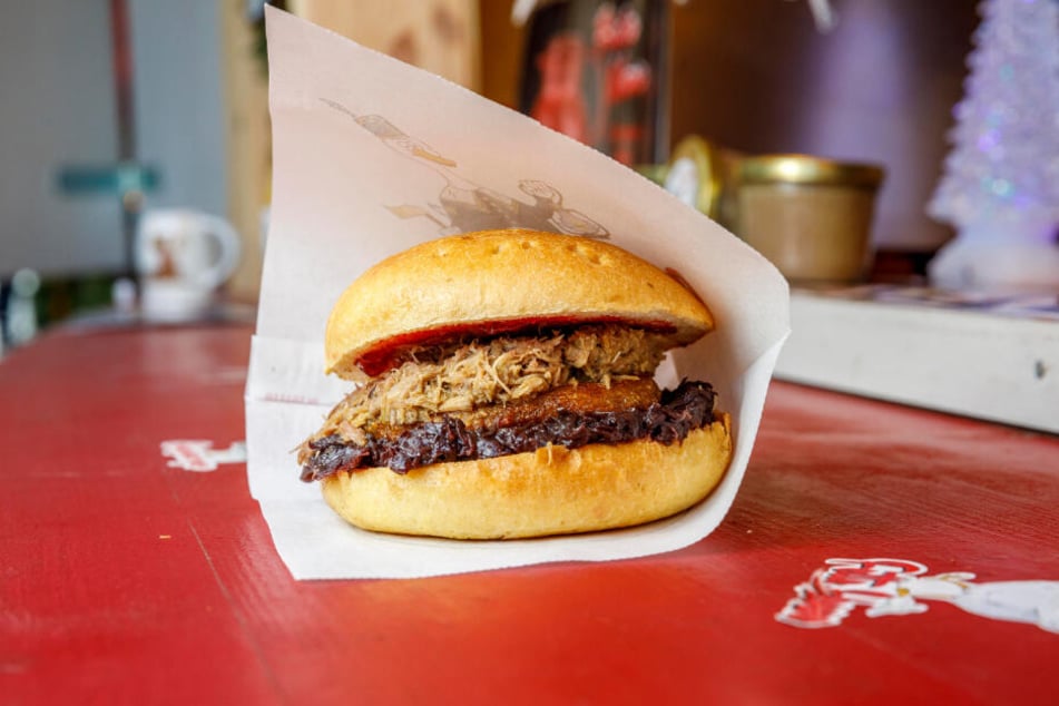Das ist zwischen den Fettbröttchen im "Gänseburger" drin: Gezupftes Gänsefleisch, Kartoffelrösti, Preiselbeeren, Rotkraut (v.o.).