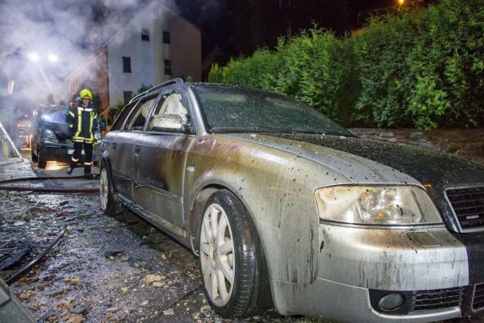 Auch ein Auto wurde bei dem Feuer durch die Hitzeentwicklung schwer beschädigt.