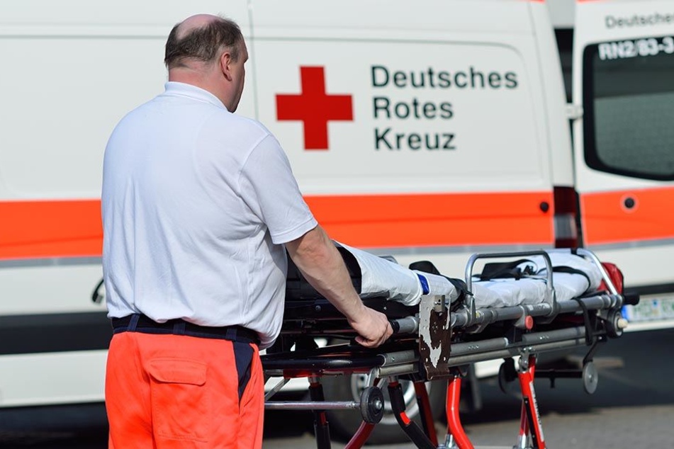Ein Jugendlicher schlug einen Rettungssanitäter, der ihn behandeln wollte. (Symbolbild)