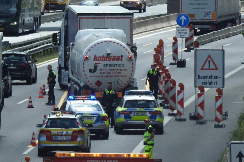 Die Polizei leitete den Verkehr an der Unfallstelle vorbei.
