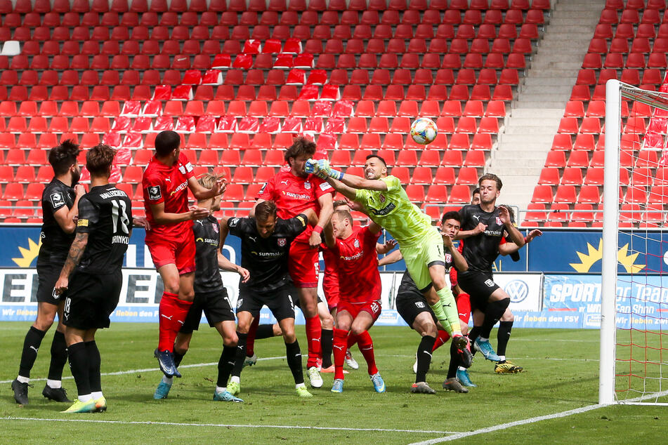 Autsch! Ronny König bekam beim Kopfball zum 2:0 die Faust von HFC-Keeper Kai Eisele auf die Nase.