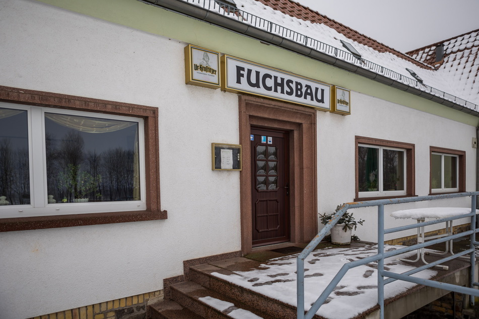 Aus dem "Fuchsbau" nahmen Einbrecher einen kompletten Zigarettenautomaten mit.