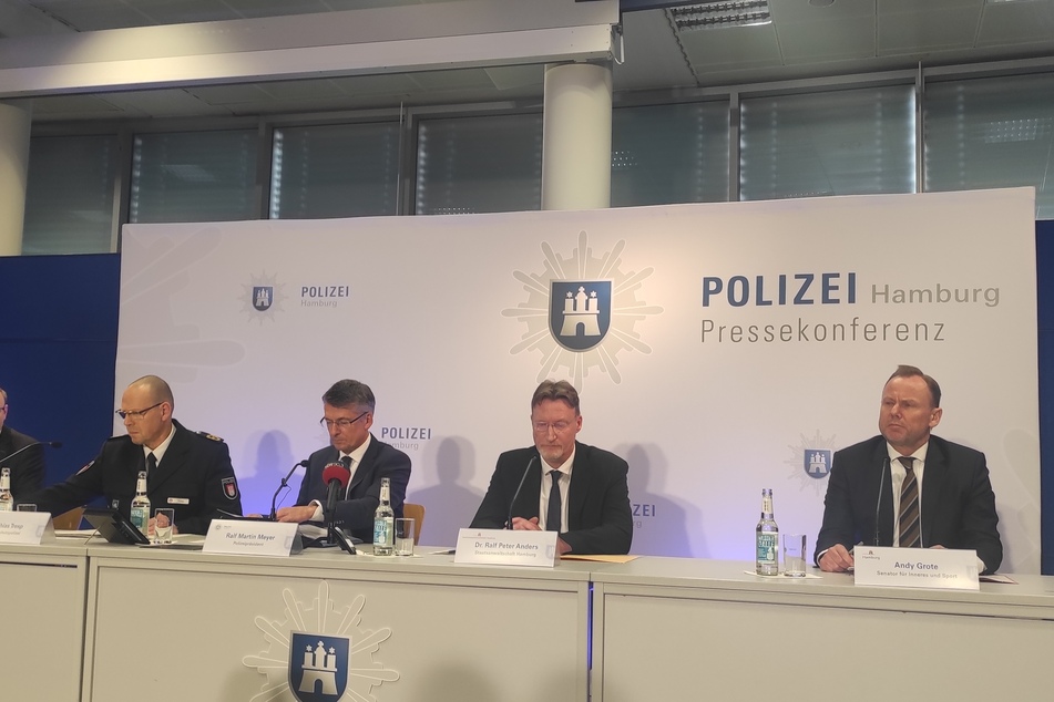 Pressekonferenz der Behörden zum Ermittlungsstand des Amoklaufs von Hamburg, unter anderem mit Hamburgs Polizeipräsident Ralf Martin Meyer (64, 2.v.l.)