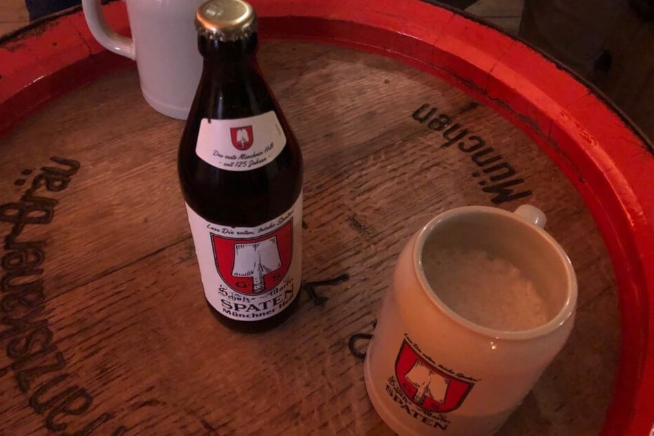 Wie anno dazumal: Die Jubiläums-Flasche "Münchner Hell" ziert das traditionelle Spaten-Logo.