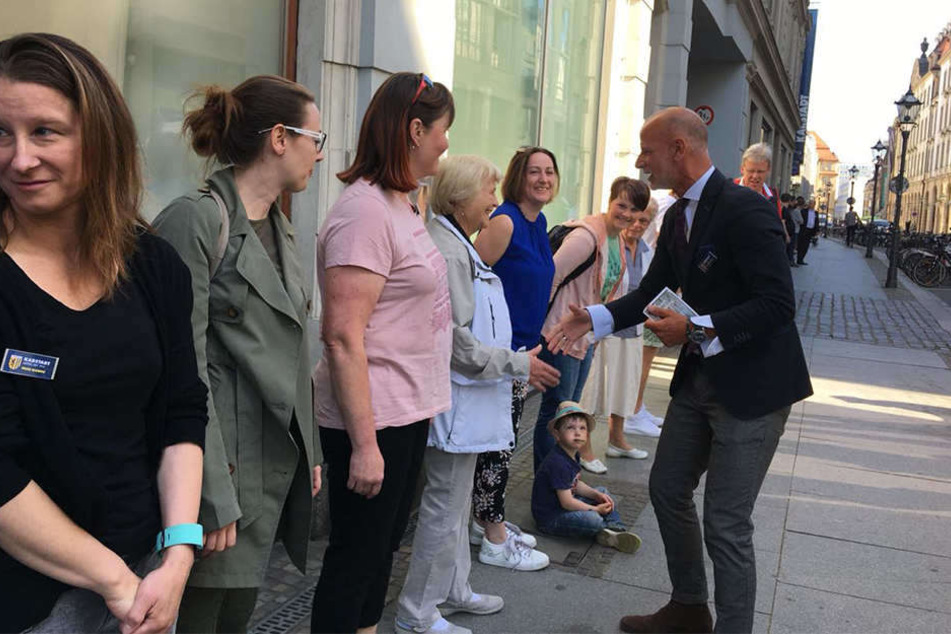 Jedem Mitarbeiter wurde durch ein Händeschütteln für die Solidaritäts-Aktion gedankt.